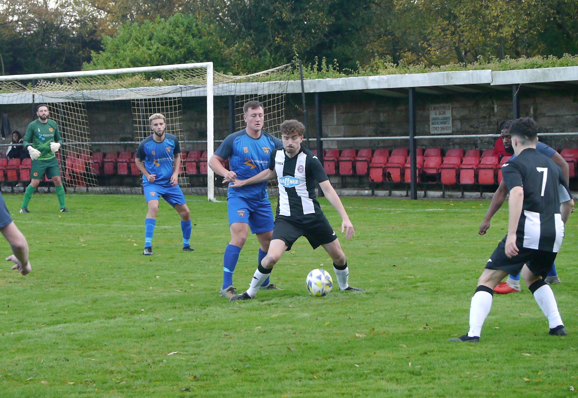 3 Tomlinson shields the ball