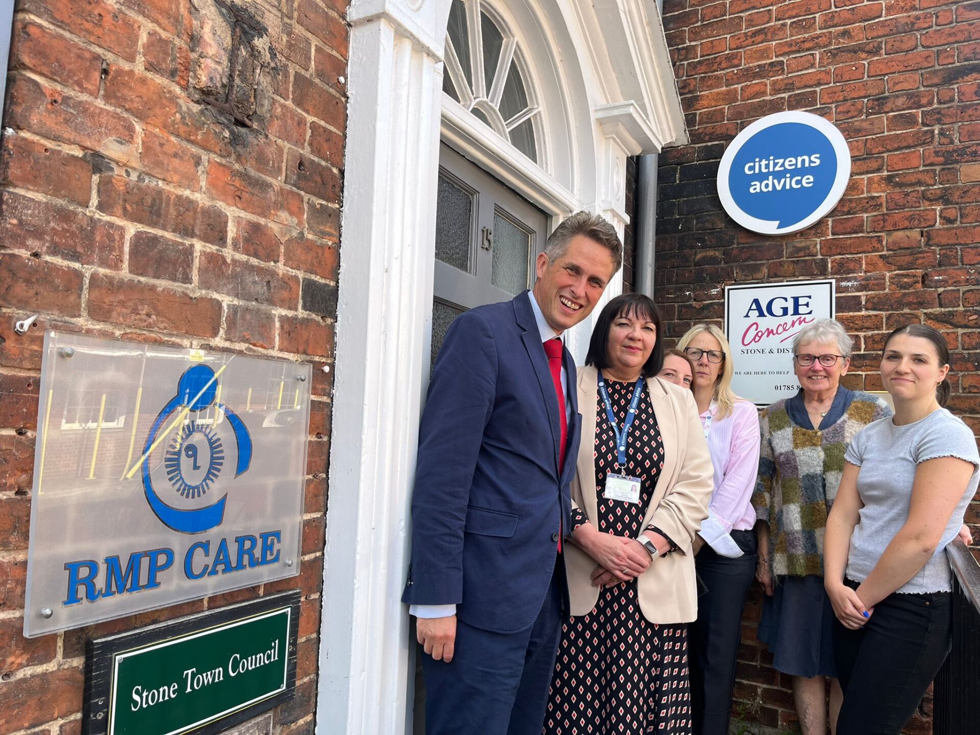 Sir Gavin visits the Citizens Advice Centre Stone